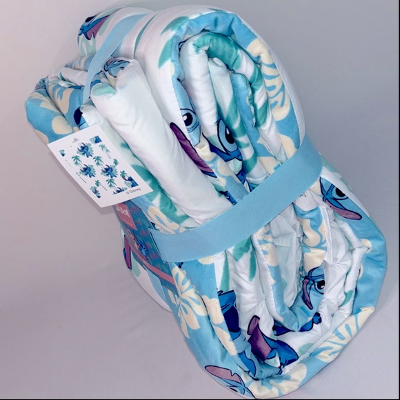 🆕 Disney “Stitch” Hawaiian Floral Graphic Minky-Lined Puffy Quilted Blanket - Picture 4 of 12